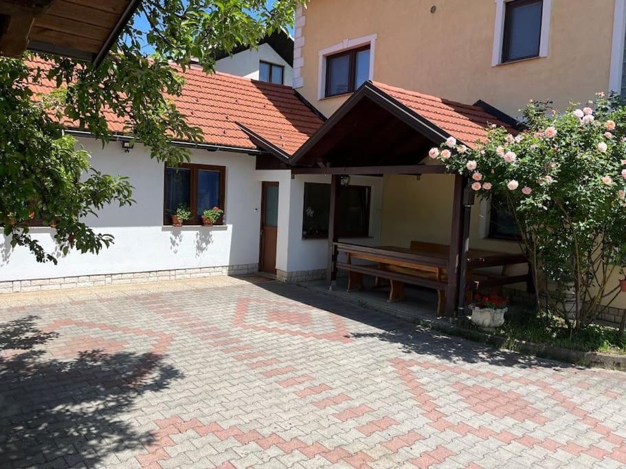 Room In Otocac Helena Екстериор снимка